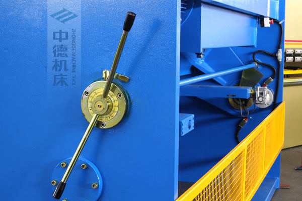 ZDS-432剪板機刀片間隙手動調節器，刻度清淅，調節省力又簡便.jpg